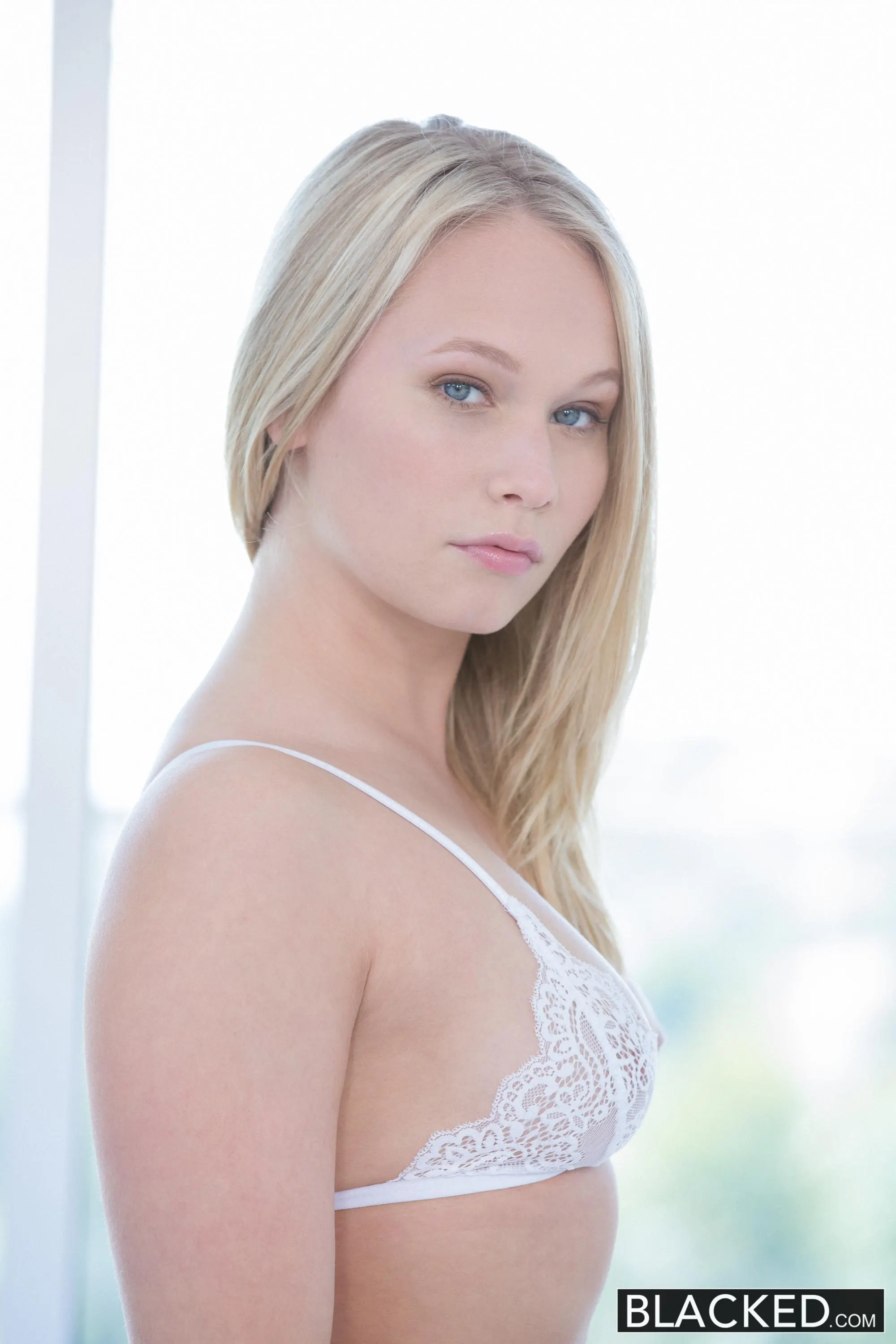 Dakota James - Una monstruosa polla negra se corre dentro de una adolescente rubia | Picture (1)